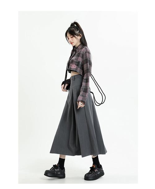 灰色运动裙怎么搭配衣服好看图片欣赏