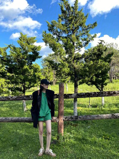 绿色衣服怎么搭配鞋好看图片欣赏