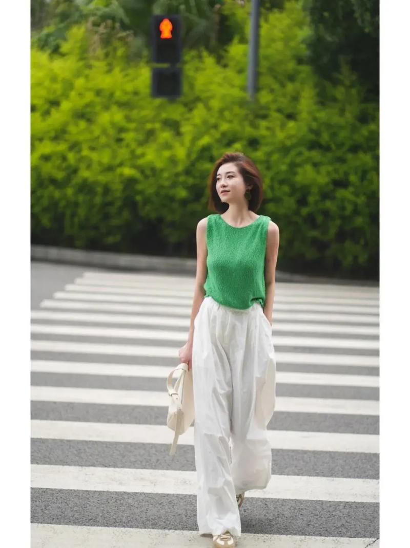 绿色衣服怎么搭配鞋好看图片欣赏