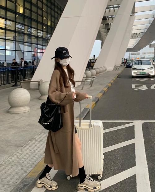 咖啡色外套毛衣里面怎么搭配图片