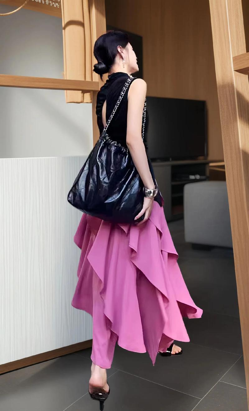 粉色裙子一怎么搭配上呀