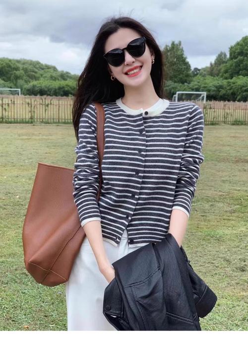 针织开衫下面怎么搭配