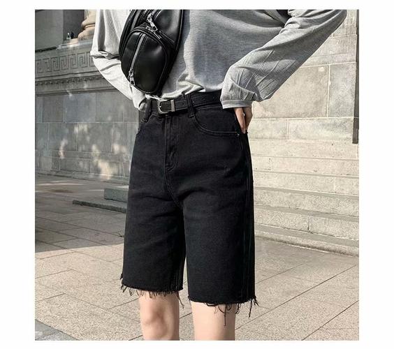 黑色5分短裤怎么搭配