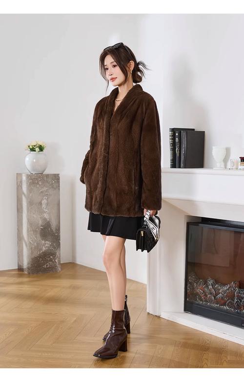 貂皮女外套怎么搭配衣服图片2025款