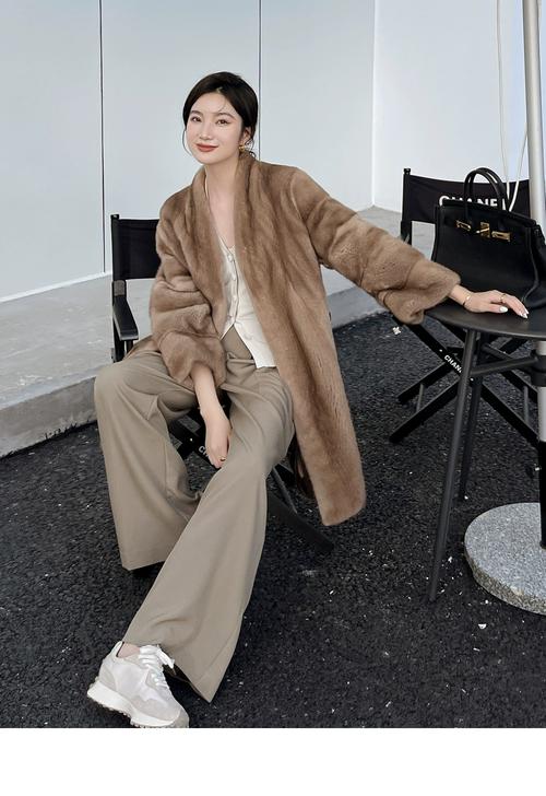 貂皮女外套怎么搭配衣服图片2025款
