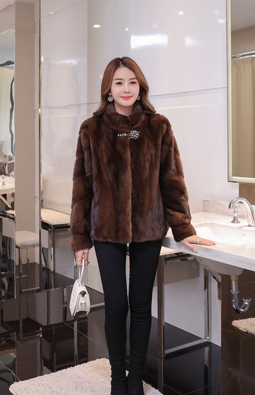 貂皮女外套怎么搭配衣服图片2025款
