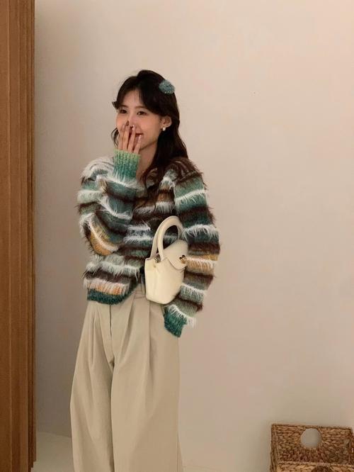 套头针织外套怎么搭配什么裤子好看图片欣赏