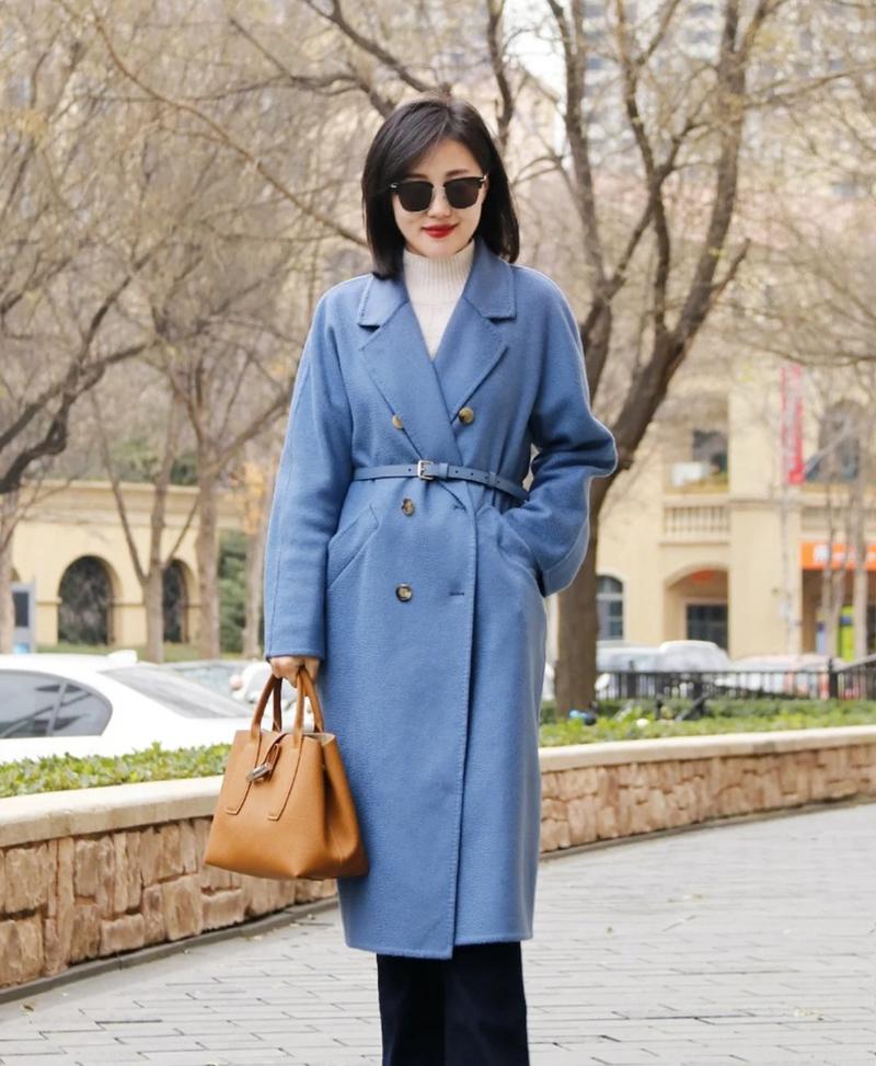 蓝色休闲长款风衣怎么搭配