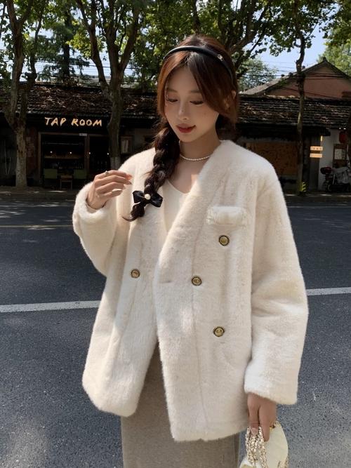 短貂皮外套怎么搭配衣服好看吗