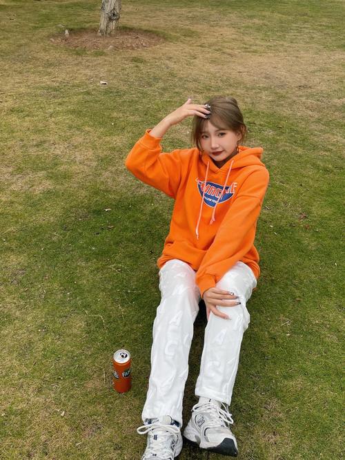 橘色卫衣配什么裤子