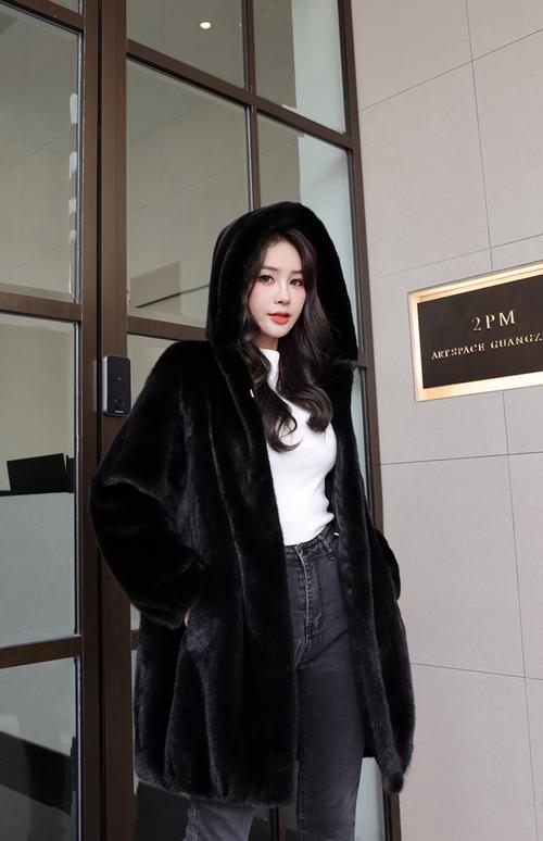 貂皮女外套怎么搭配衣服图片2025