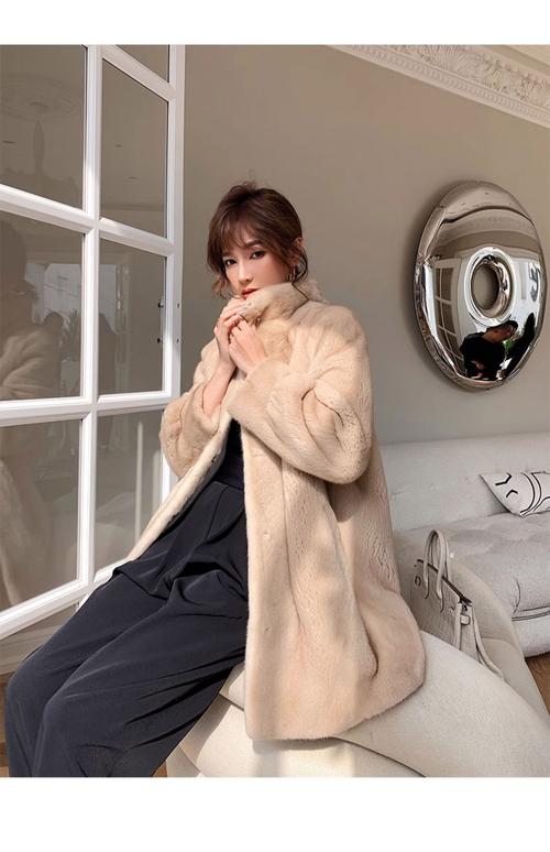 貂皮女装外套怎么搭配衣服图片