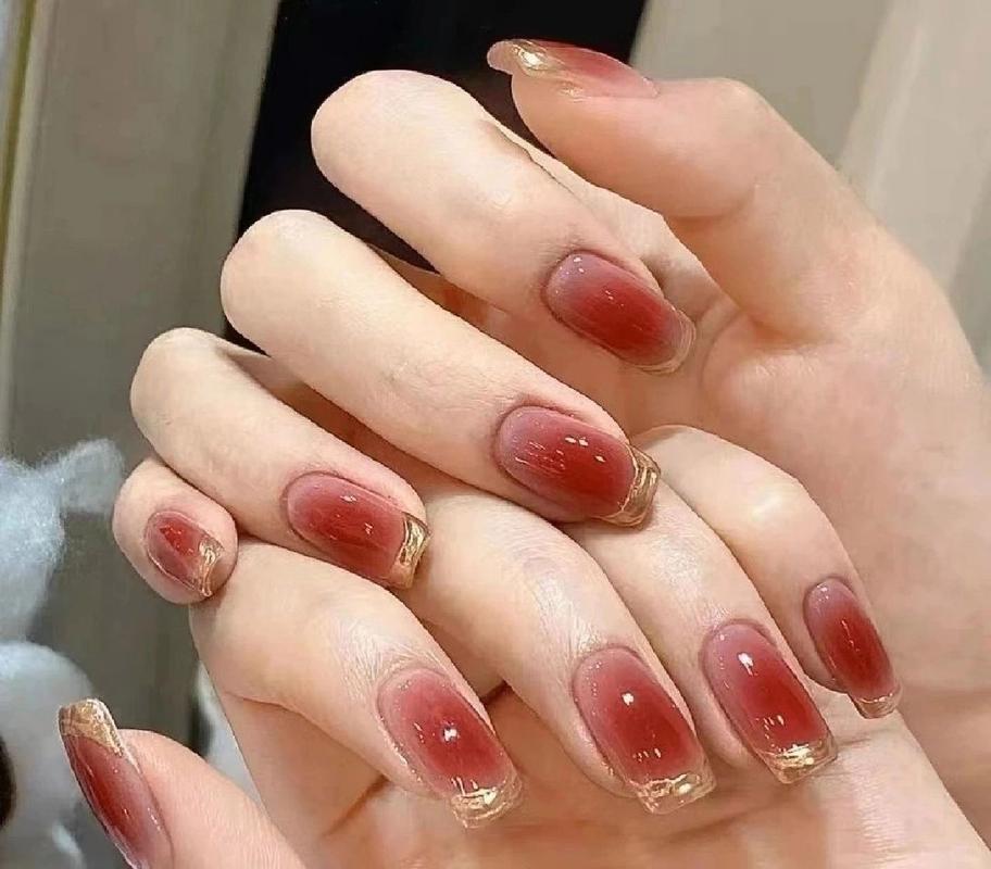 美甲手黑适合什么颜色