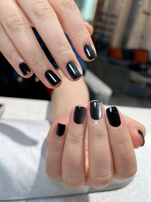 美甲手黑适合什么颜色