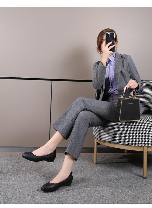 休闲增高女皮鞋怎么搭配衣服