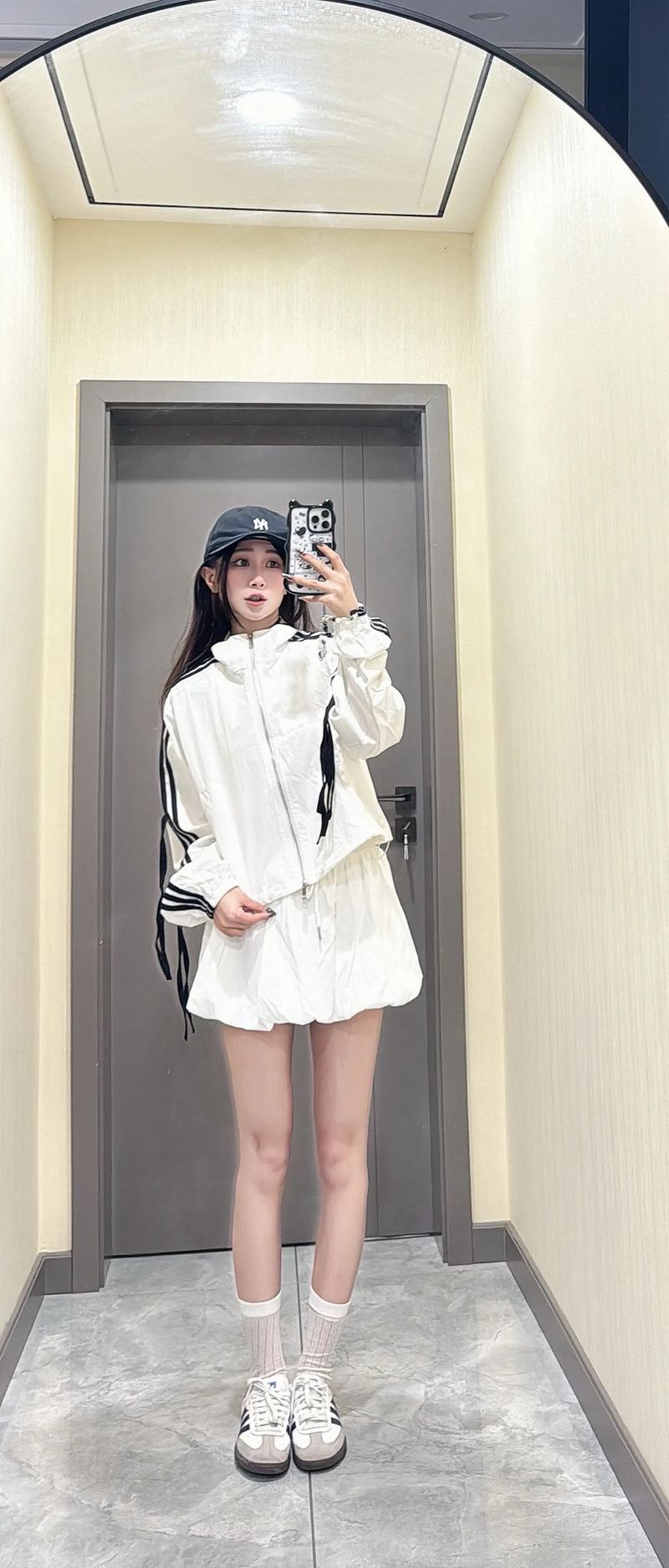 白色条纹衣服怎么搭配外套好看吗