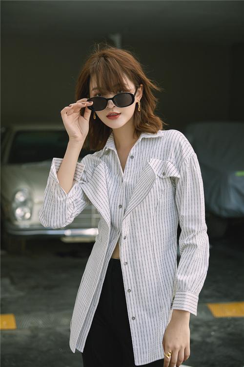 白色条纹衣服怎么搭配外套好看吗