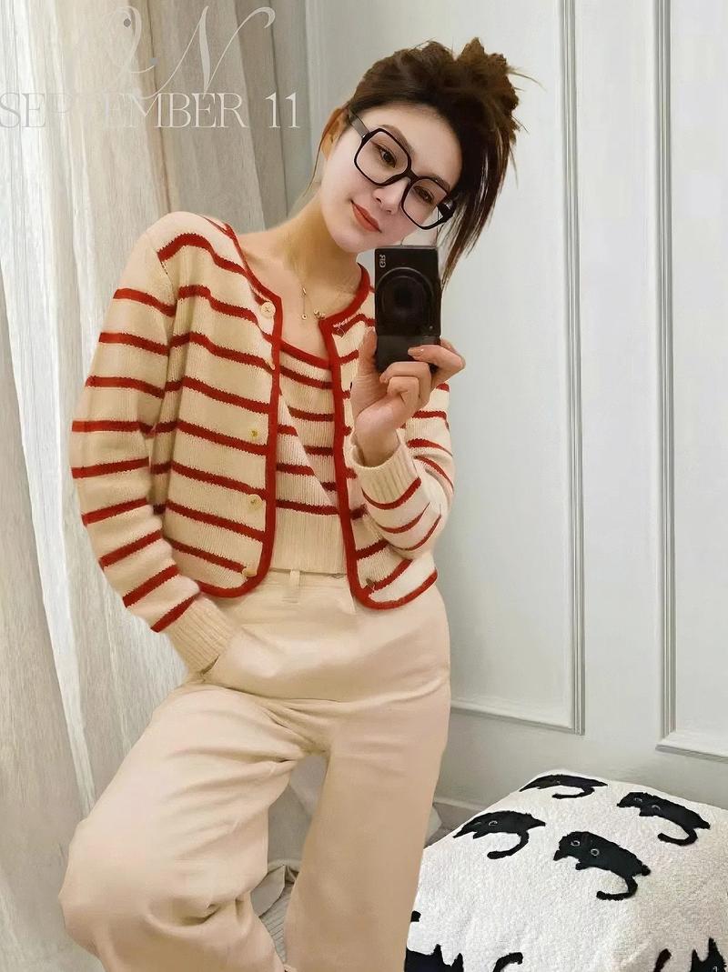 白色条纹衣服怎么搭配外套好看