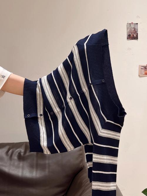 白色条纹衣服怎么搭配外套好看