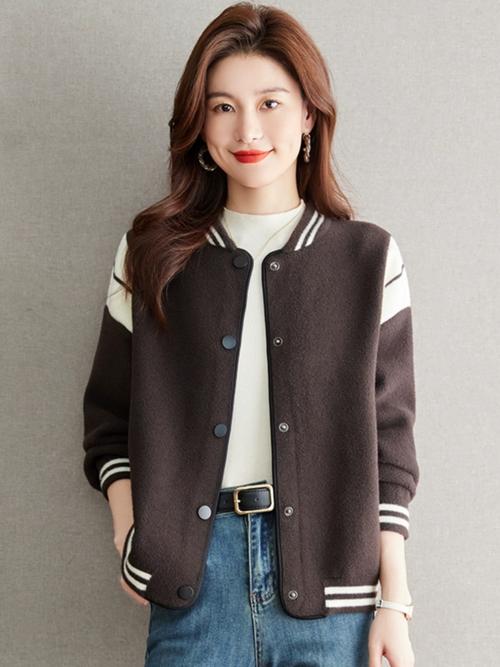 女装毛衣夹克外套怎么搭配