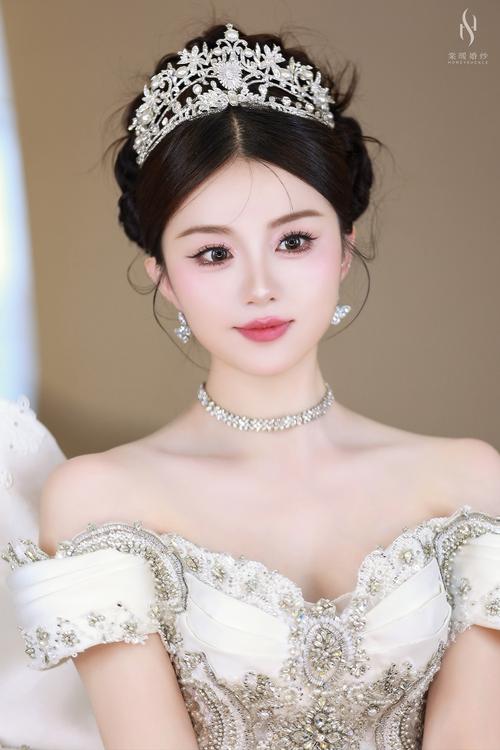 最新简单新娘盘发