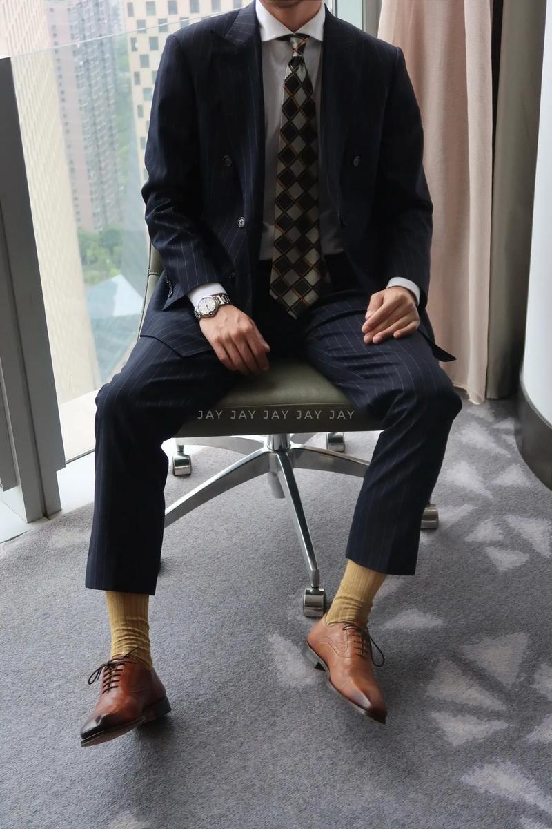 穿金色皮鞋怎么搭配衣服图片欣赏