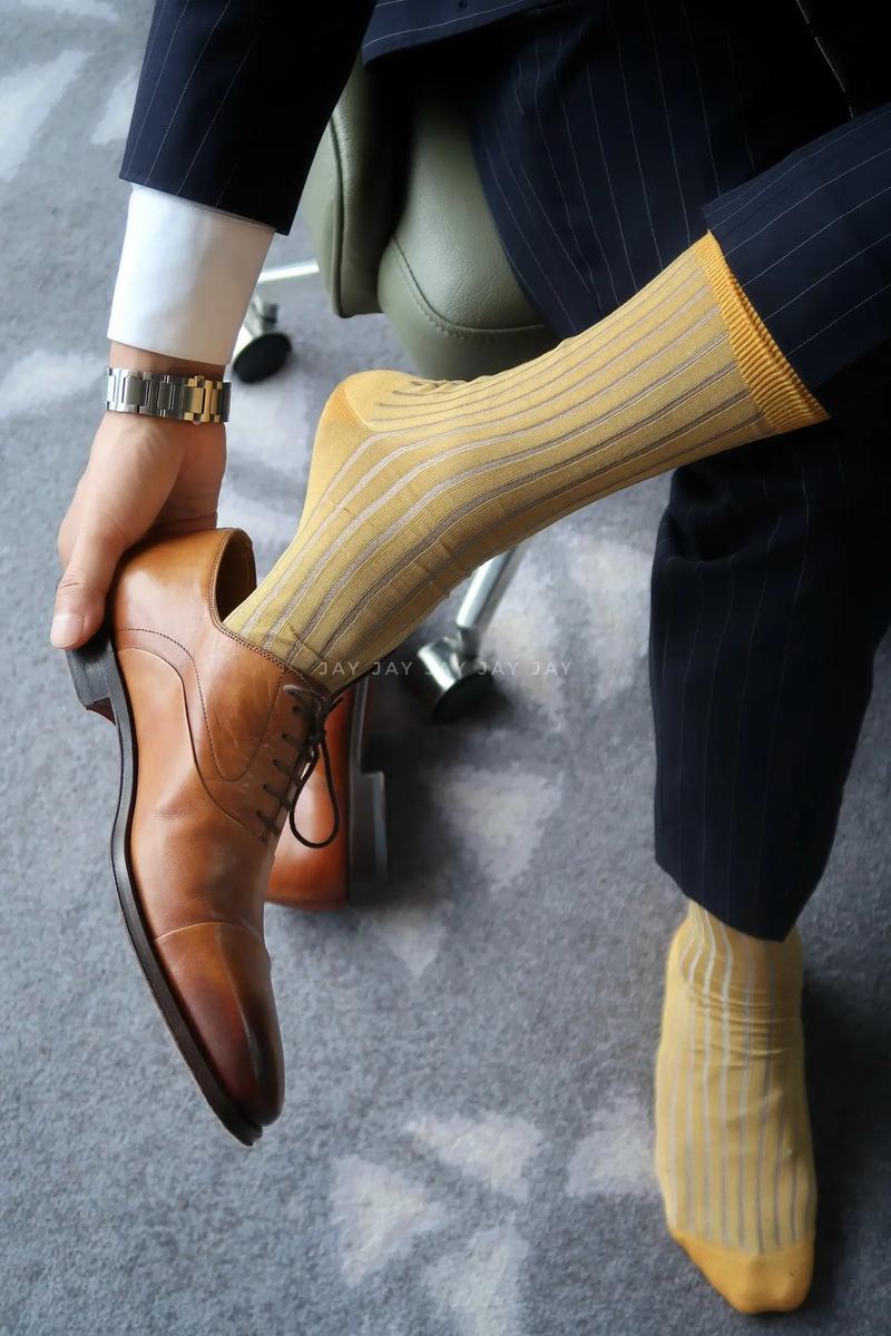 穿金色皮鞋怎么搭配衣服图片