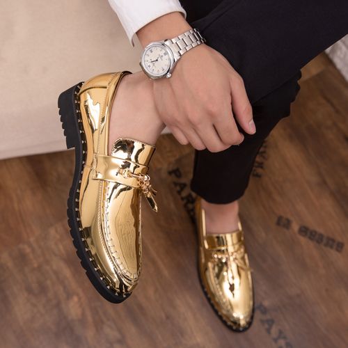 穿金色皮鞋怎么搭配衣服图片