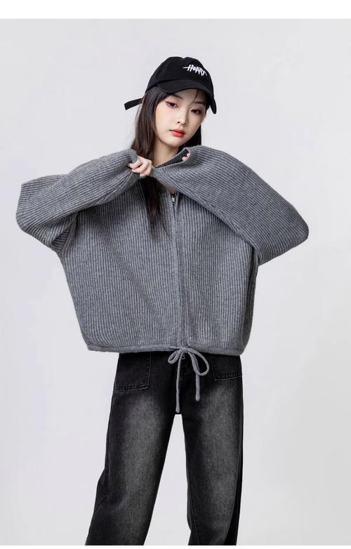 灰色镂空针织衫怎么搭配外套