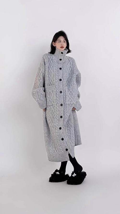 灰色镂空针织衫怎么搭配外套