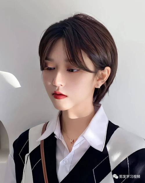 短发怎么搭配头饰