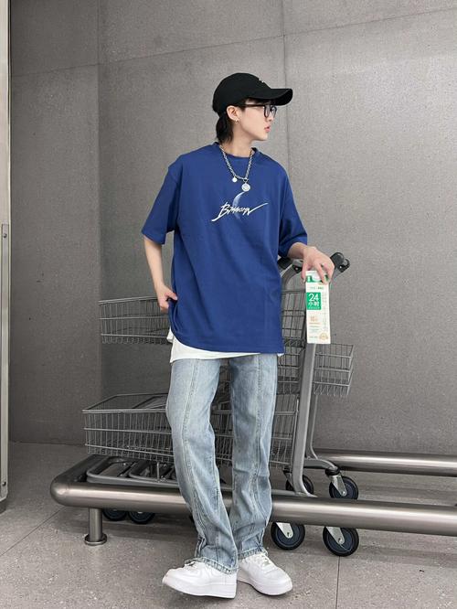 蓝色t恤配什么裤子男