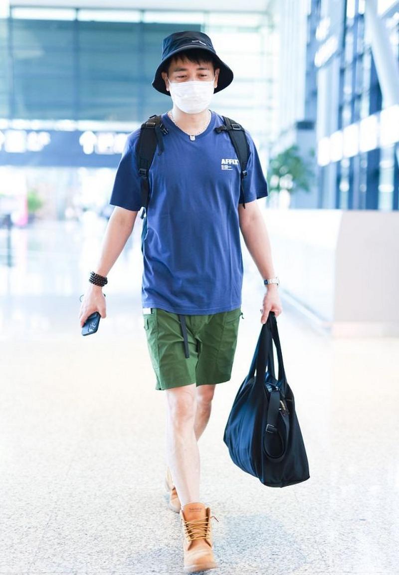 蓝色t恤配什么裤子男