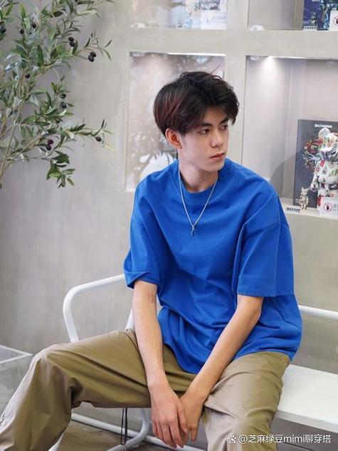 蓝色t恤配什么裤子男