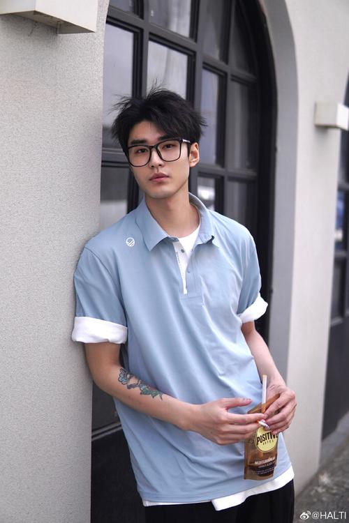 蓝色polo衫配什么裤子