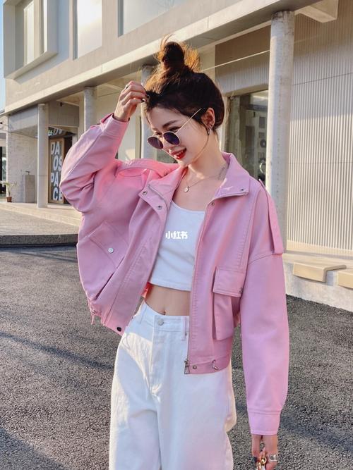 粉红色皮外套怎么搭配好看