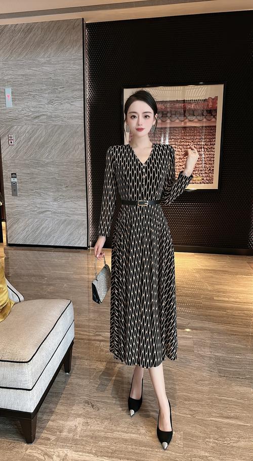 驼色长袖连衣裙怎么搭配外套