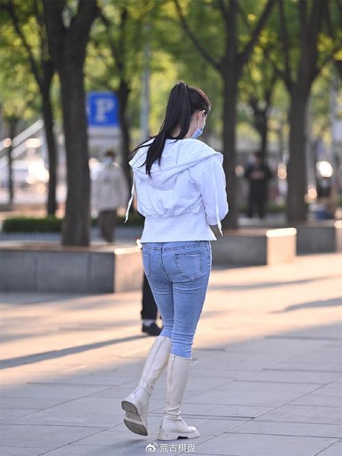 靴子搭配蓝色牛仔裤怎么样