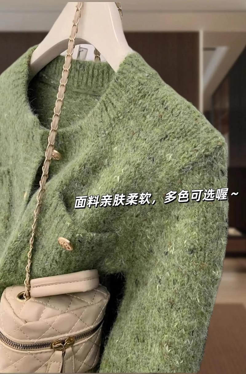 绿色短呢女外套怎么搭配图片