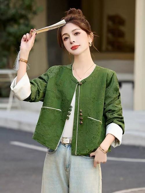 绿色短呢女外套怎么搭配图片