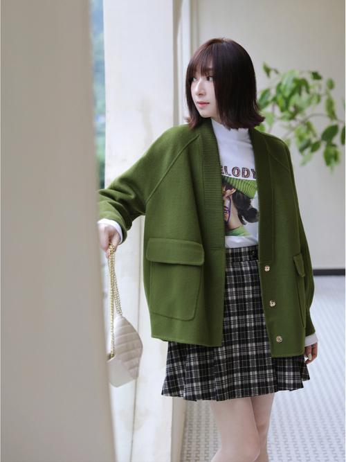 绿色短呢女外套怎么搭配什么裤子