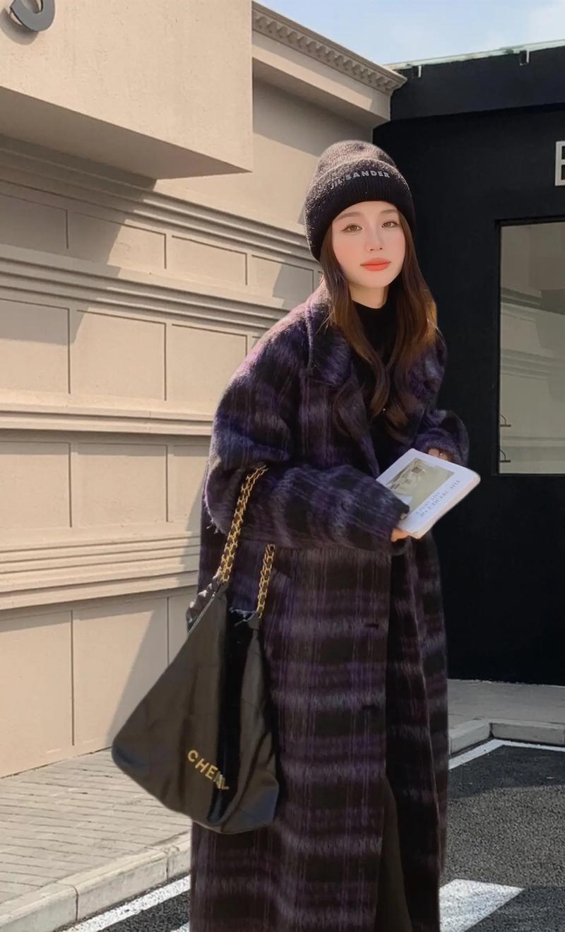 女式格子中长款大衣怎么搭配