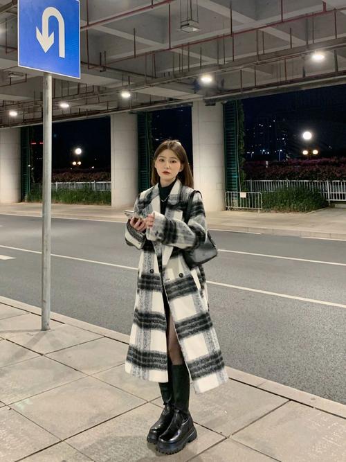 女式格子中长款大衣怎么搭配