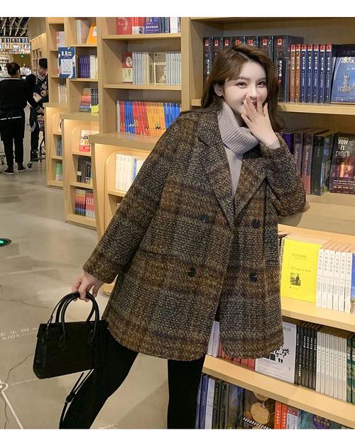 女式格子中长款大衣怎么搭配