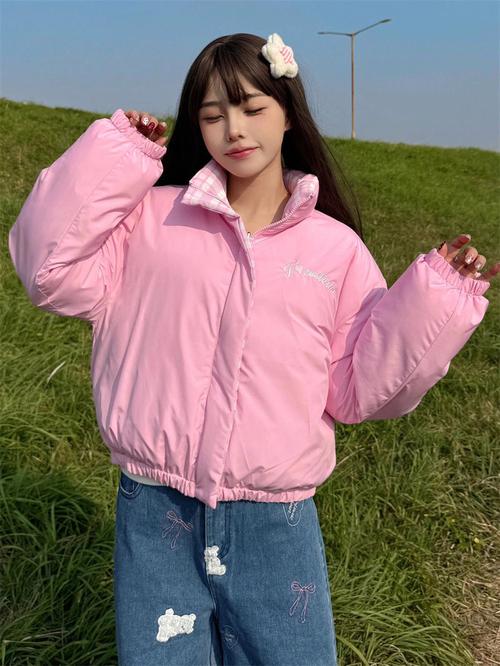 粉红棉衣里面怎么搭配