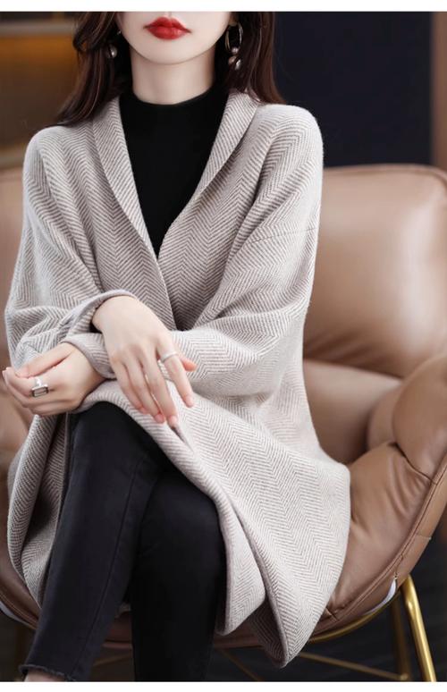 女士长款冬季披肩外套怎么搭配什么裤子