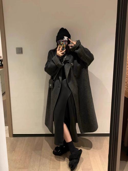 灰色黑色毛呢大衣怎么搭配