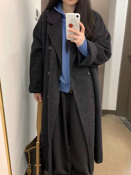 灰色黑色毛呢大衣怎么搭配