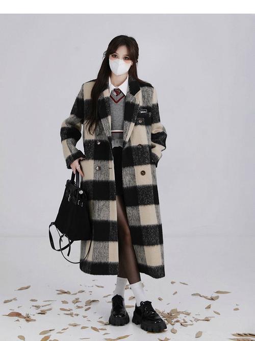 女士穿的格子风衣长款外套怎么搭配什么裤子
