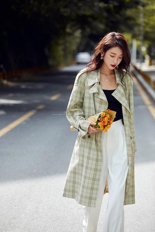 女士穿的格子风衣长款外套怎么搭配什么裤子